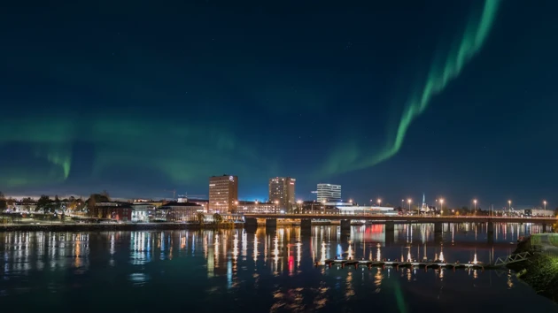 Norrsken över Konstnärligt campus med älven i förgrunden.